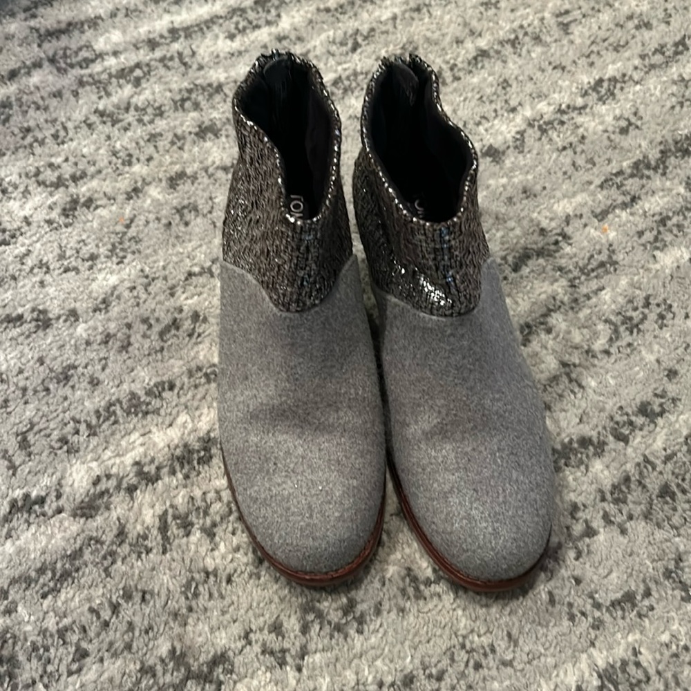 Tom’s women’s boots gray and silver size 8